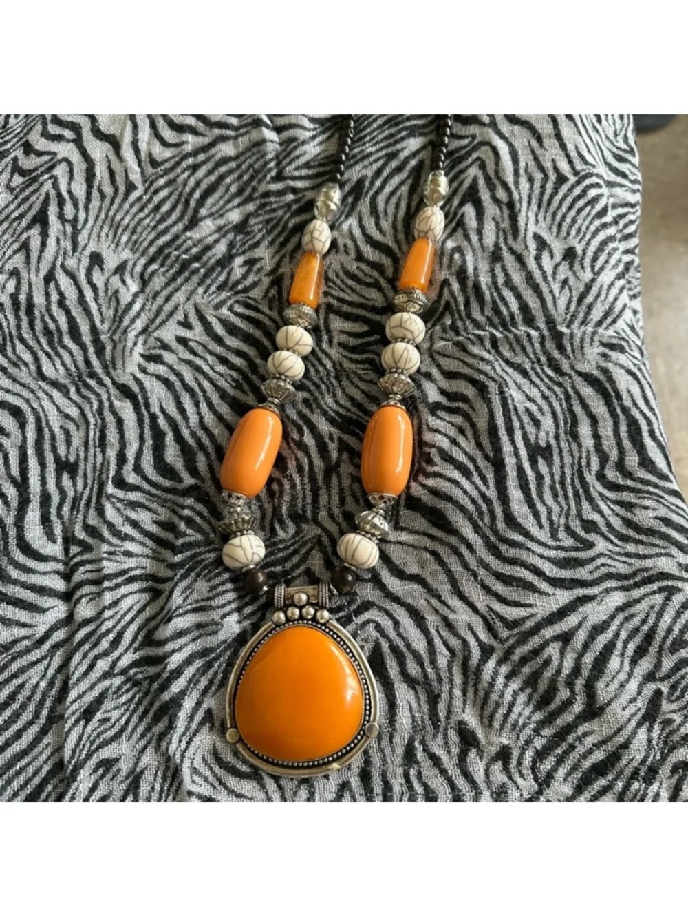 Elegant silver and orange pendant necklace - Picture 2 of 9